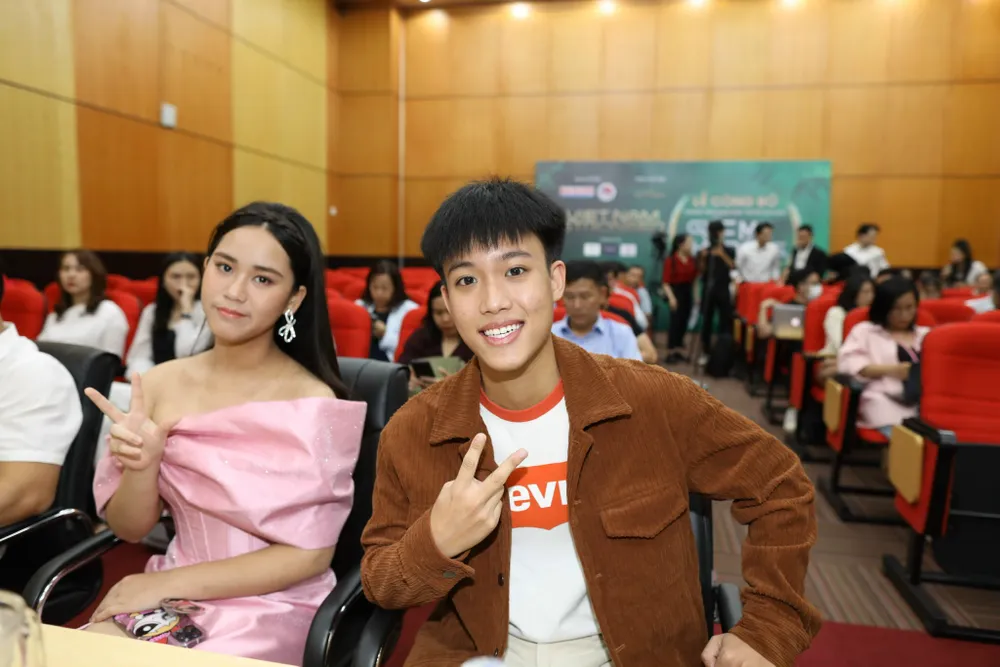 Ca - nhạc sĩ Võ Việt Phương và Miss Eco Teen International tại buổi lễ công bố chương trình. ẢNH: DŨNG PHƯƠNG