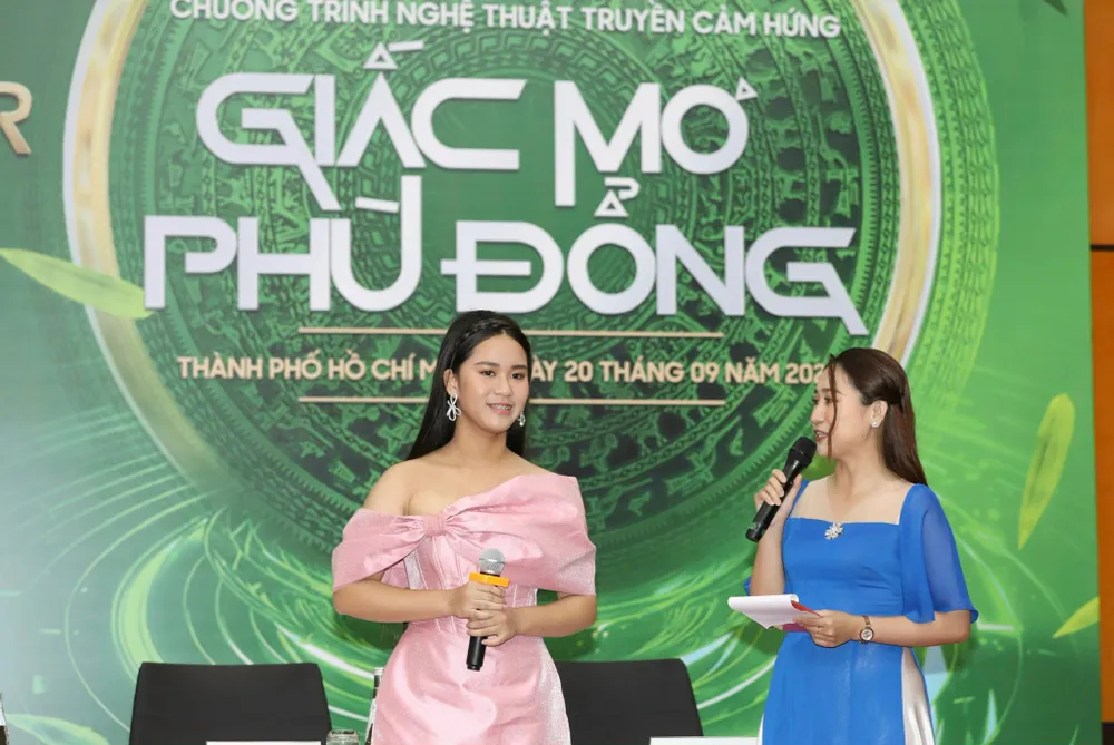 Miss Eco Teen International 2021 - ca sĩ Bella Vũ giao lưu tại lễ công bố. Ảnh: DŨNG PHƯƠNG