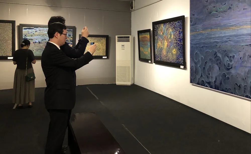 Khách tham quan triển lãm