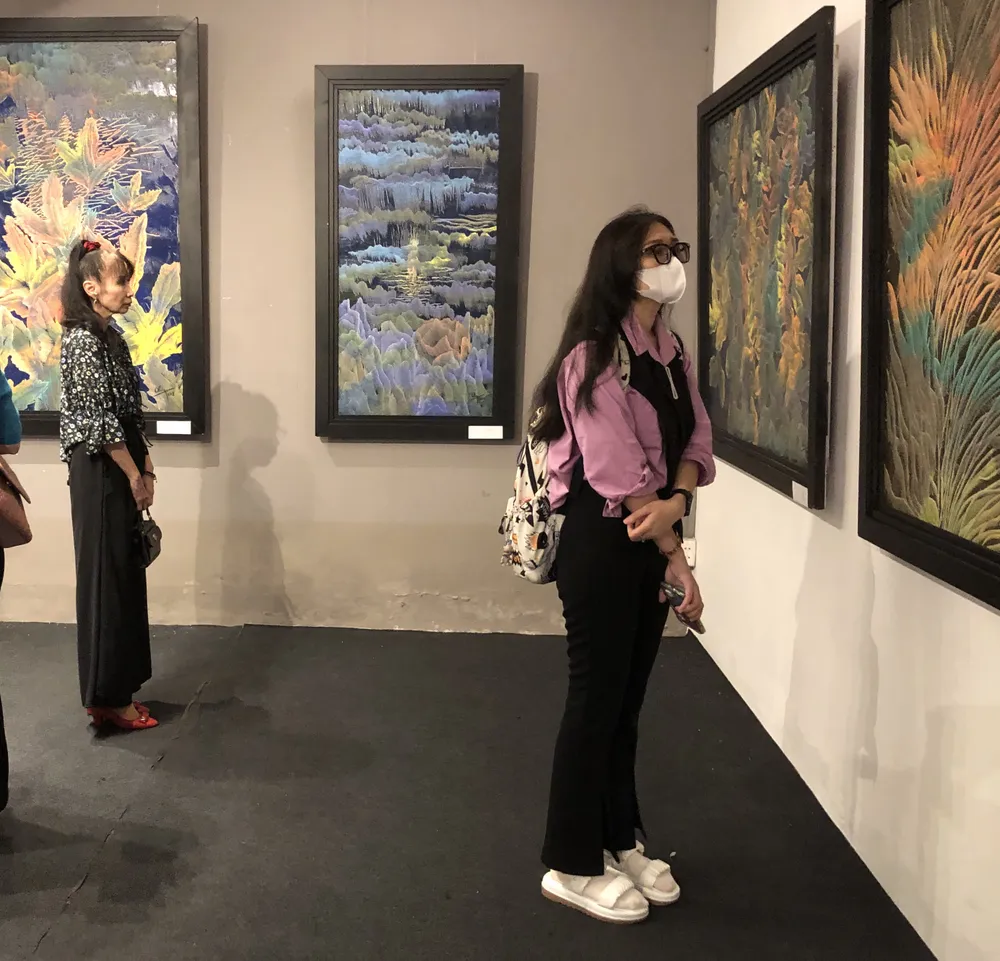 Khách tham quan triển lãm