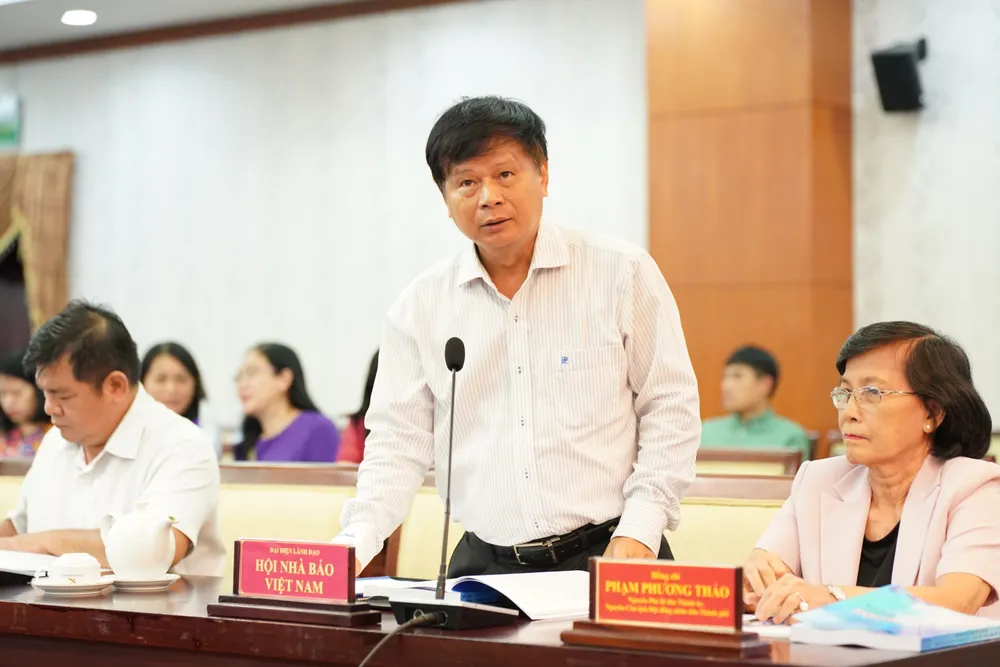 Nhà báo Trần Trọng Dũng, Phó Chủ tịch Hội Nhà báo Việt Nam trình bày tham luận tại toạ đàm. Ảnh: HOÀNG HÙNG Nhà báo Trần Trọng Dũng, Phó Chủ tịch Hội Nhà báo Việt Nam trình bày tham luận tại toạ đàm. Ảnh: HOÀNG HÙNG