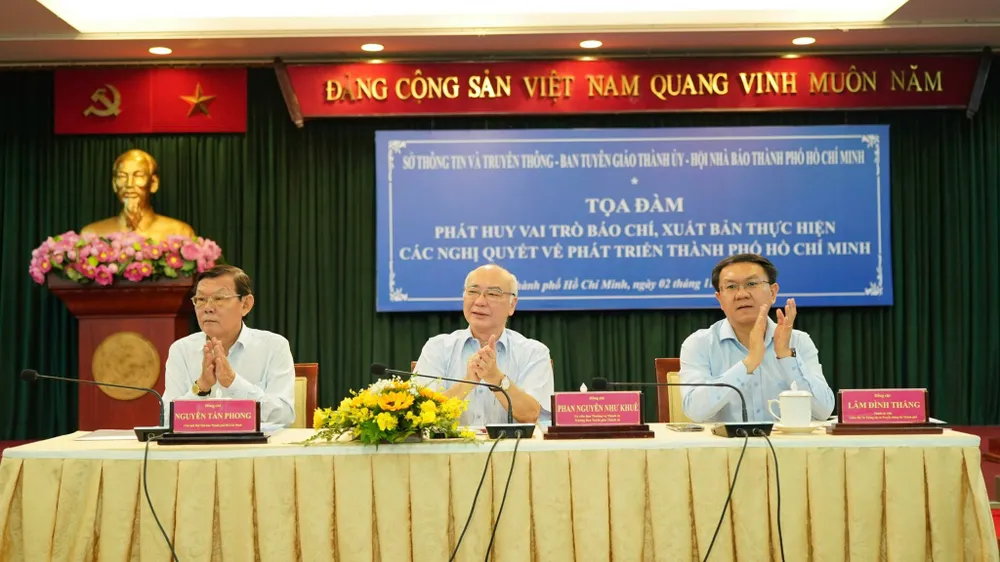 Các đồng chí: Phan Nguyễn Như Khuê, Ủy viên Ban Thường vụ Thành ủy, Trưởng Ban Tuyên giáo Thành ủy TPHCM; Lâm Đình Thắng, Giám đốc Sở TT-TT TPHCM; Nguyễn Tấn Phong, Chủ tịch Hội Nhà báo TPHCM, đồng chủ trì tọa đàm. Ảnh: HOÀNG HÙNG