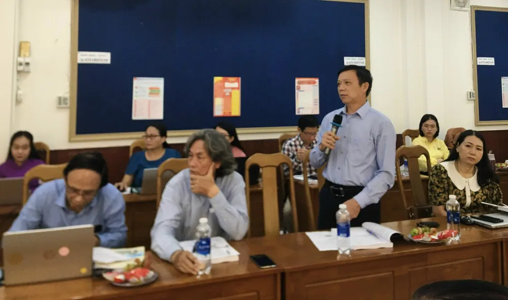 TS Phạm Văn Luân (Trường Đại học Văn hóa TPHCM) trình bày tham luận tại hội thảo TS Phạm Văn Luân (Trường Đại học Văn hóa TPHCM) trình bày tham luận tại hội thảo