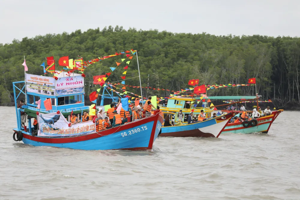 Di sản văn hóa Lễ hội Nghinh Ông Cần Giờ là tiềm năng để TPHCM khai thác du lịch, động lực để phát triển công nghiệp văn hóa ở thành phố. ẢNH: DŨNG PHƯƠNG. Di sản văn hóa Lễ hội Nghinh Ông Cần Giờ là tiềm năng để TPHCM khai thác du lịch, động lực để phát triển công nghiệp văn hóa ở thành phố. ẢNH: DŨNG PHƯƠNG.