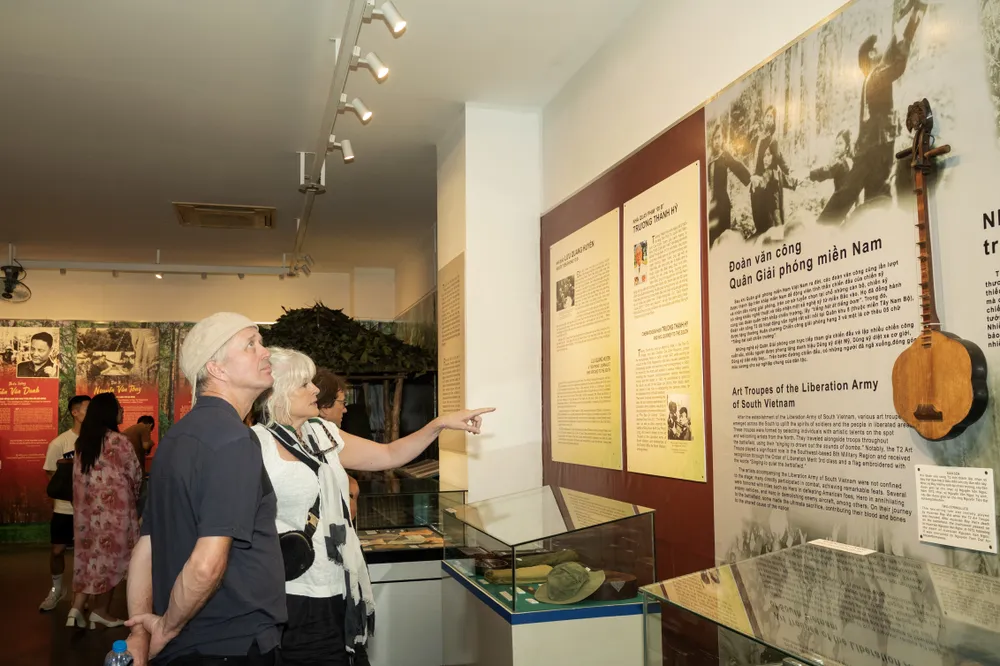 Khách tham quan trưng bày chuyên đề. Ảnh: QUỐC THANH