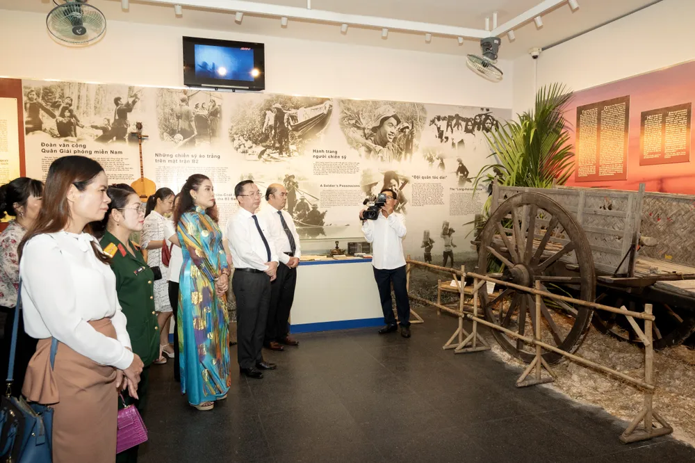 Khách tham quan trưng bày chuyên đề. Ảnh: QUỐC THANH