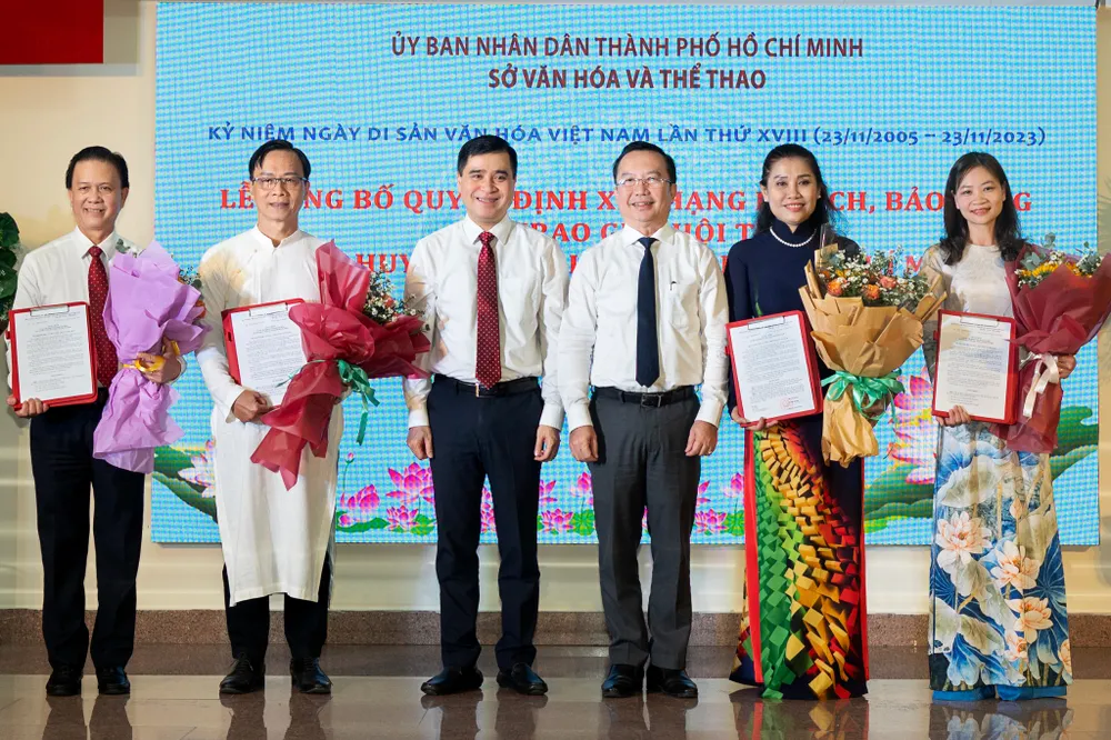 Ban tổ chức trao quyết định của Bộ VH-TT-DL xếp hạng I đối với Bảo tàng Chứng tích Chiến tranh và quyết định tiếp tục xếp hạng I với ba bảo tàng: Bảo tàng TPHCM, Bảo tàng Lịch sử TPHCM, Bảo tàng Mỹ thuật TPHCM. Ảnh: QUỐC THANH