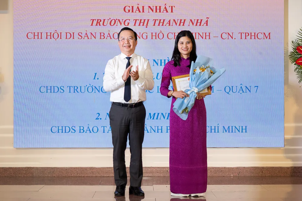 Tác giả Trương Thị Thanh Nhã (Chi hội Di sản Văn hóa đơn vị Bảo tàng Hồ Chí Minh - chi nhánh TPHCM) nhận giải Nhất hội thi. Ảnh: QUỐC THANH