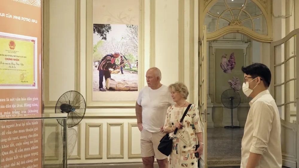 Buổi trưng bày thu hút các du khách nước ngoài.JPG