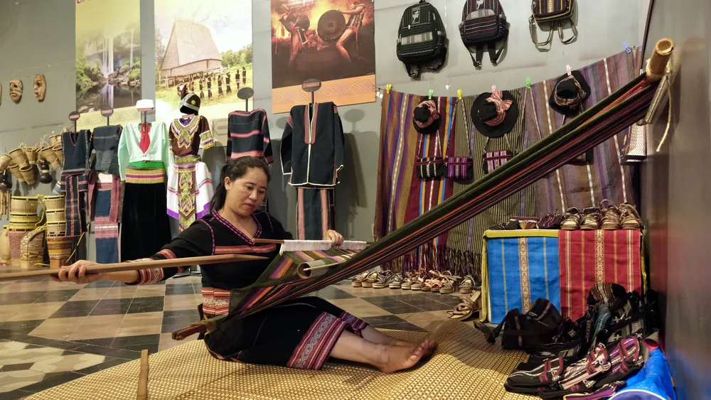 Chị Mlơnh thể hiện cách dệt vải thổ cẩm của người Bahnar và Jrai .JPG