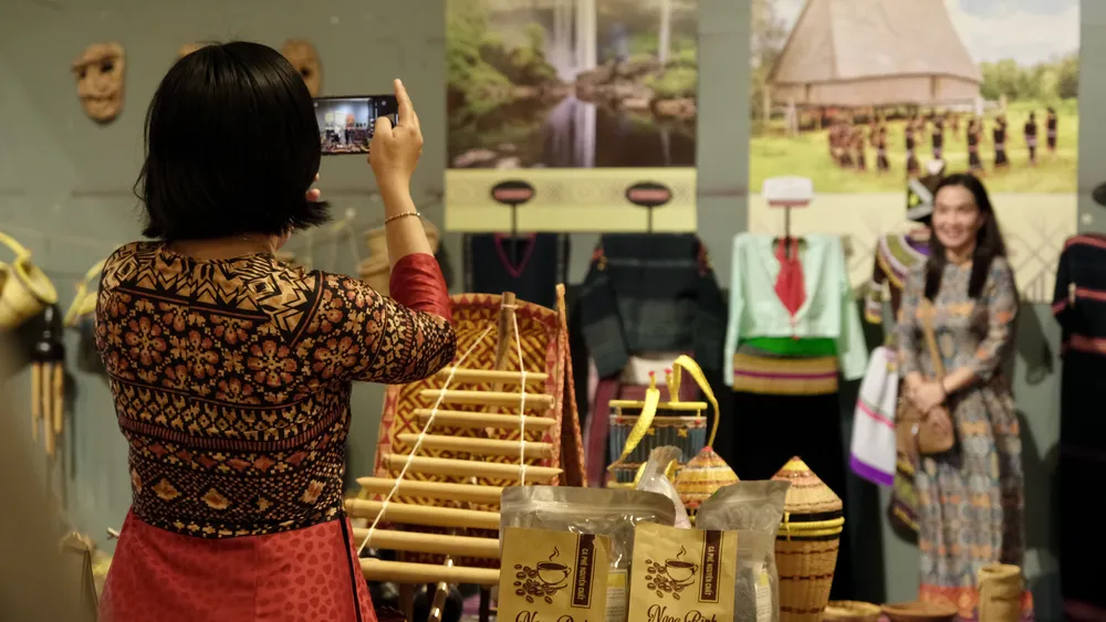 Khách tham quan tại buổi trưng bày (2).JPG