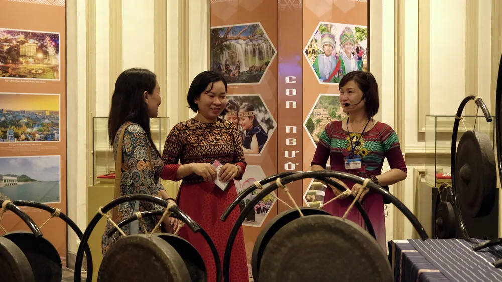 Khách tham quan tại buổi trưng bày (4).JPG