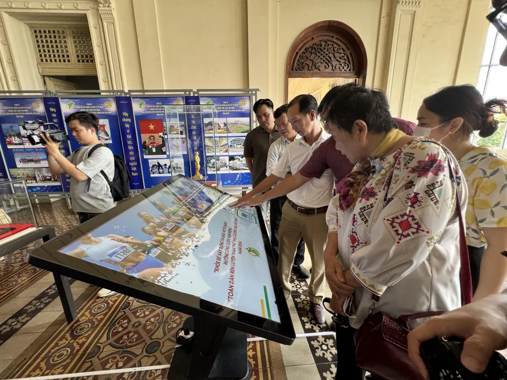 各界人士纷纷前来参观展览。（图：鸿恩）