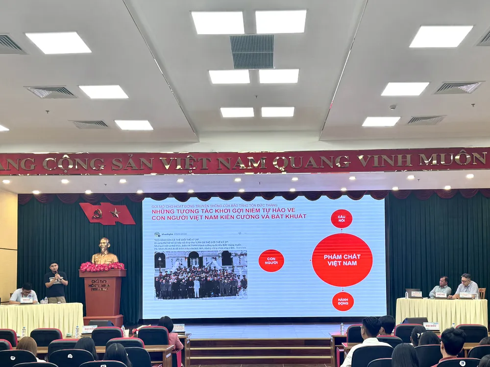 Anh Phạm Quang Vinh - Đại diện nhóm Truyền thông Zám chia sẻ một số kinh nghiệm trong hoạt động truyền thông của bảo tàng Lịch sử.JPG