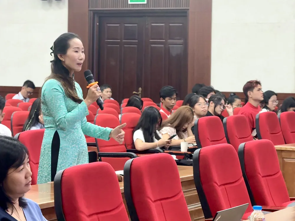 Bà Nguyễn Thị Thu Sương - Đại diện Bảo tàng Chứng tích chiến tranh trình bày một số công nghệ được ứng dụng tại bảo tàng .JPG