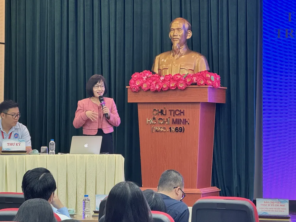 ThS. Vũ Chi Mai - Giảng viên khoa Truyền thông, trường Đại học Văn hoá TPHCM trình bày tham luận “Truyền thông tương tác trong hoạt động bảo tàng_ Xu hướng và ứng dụng tại bảo tàng Tôn Đ.JPG