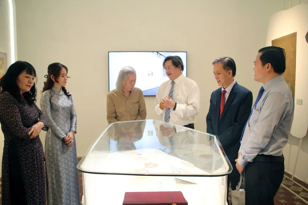 Các đại biểu tham quan trưng bày 1.jpg