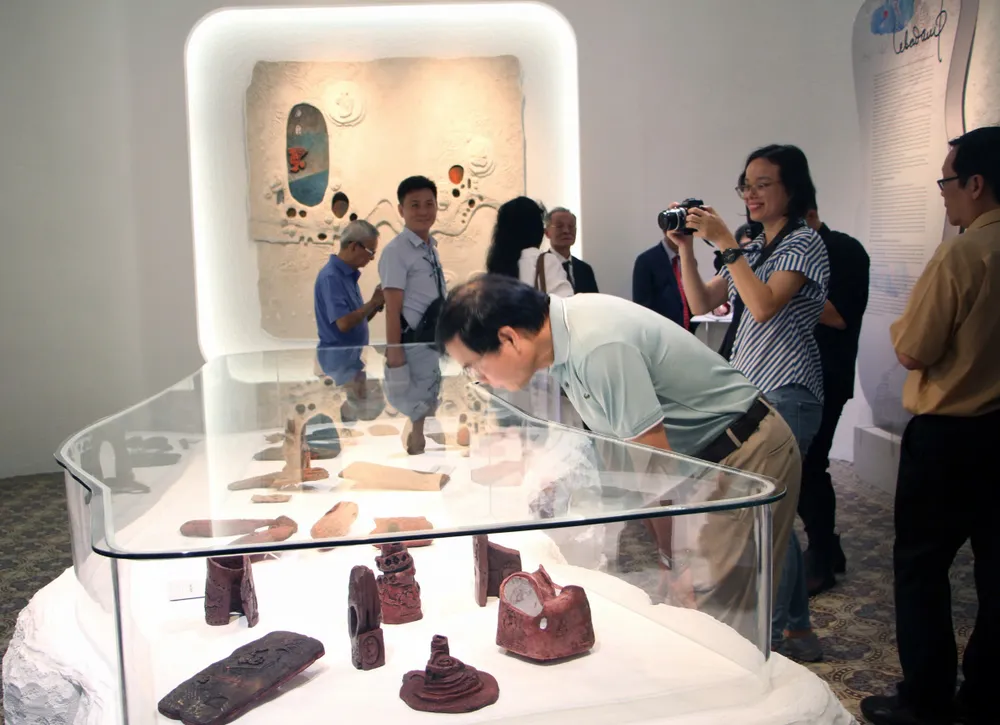 Các đại biểu tham quan trưng bày.jpg