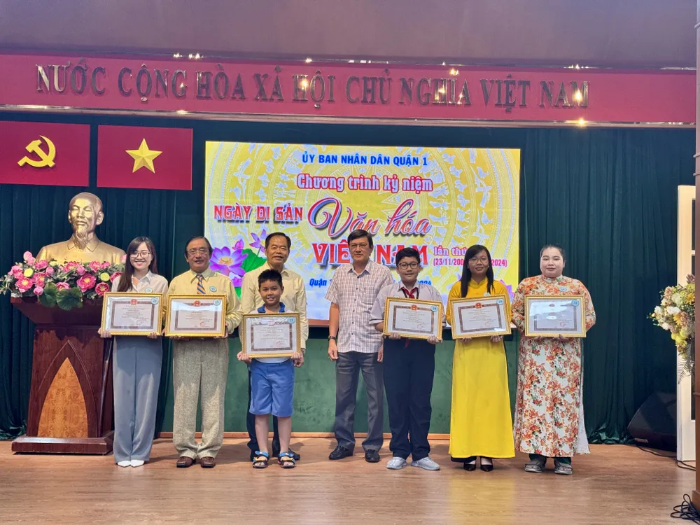 Trao thưởng các tác giả đạt giải Nhất, Nhì, Ba ở nội dung Ảnh bộ.JPG