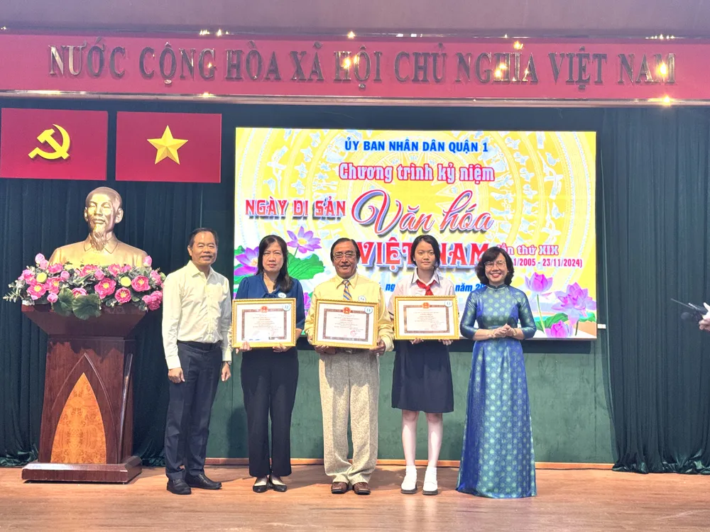 Trao thưởng các tác giả đạt giải Nhất, Nhì, Ba ở nội dung Ảnh đơn.JPG