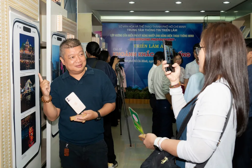 Học viên chụp ảnh cùng tác phẩm.jpg