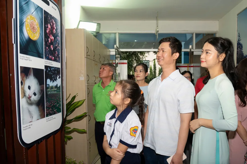 Học viên cùng người dân tham quan triễn lãm.jpg