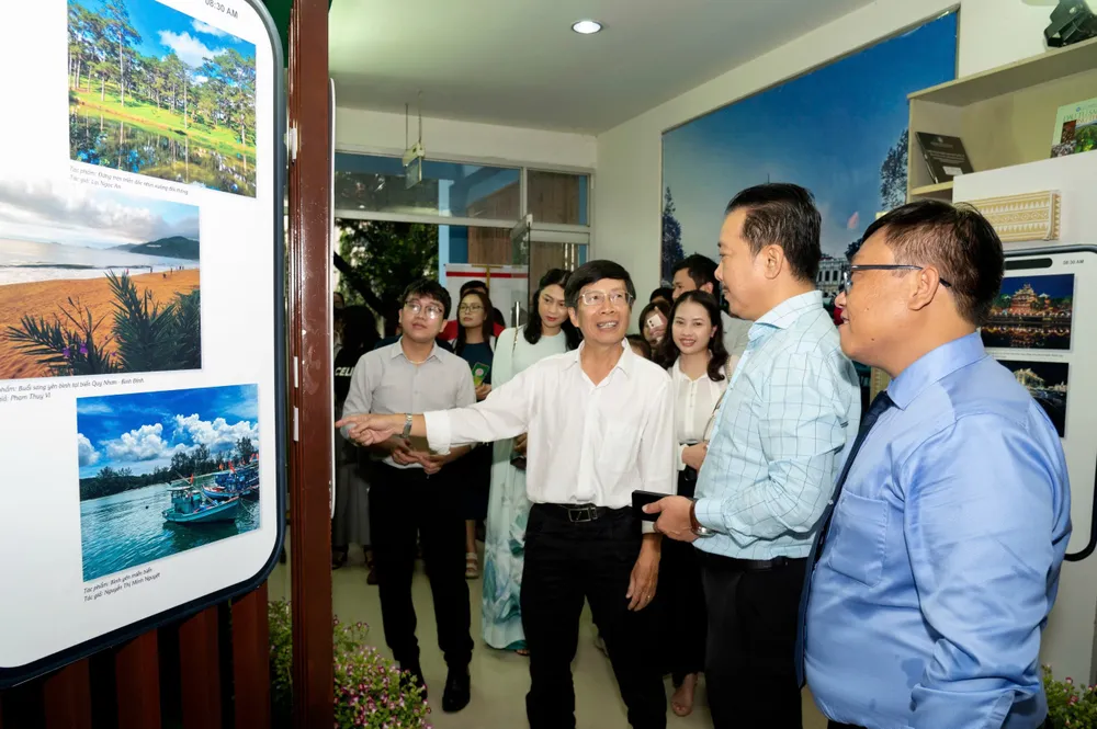 Từ phải sang, ông Lê Đức Pháp, ông Võ Trọng Nam và nhiếp ảnh gia Hoàng Trung Thủy.jpg