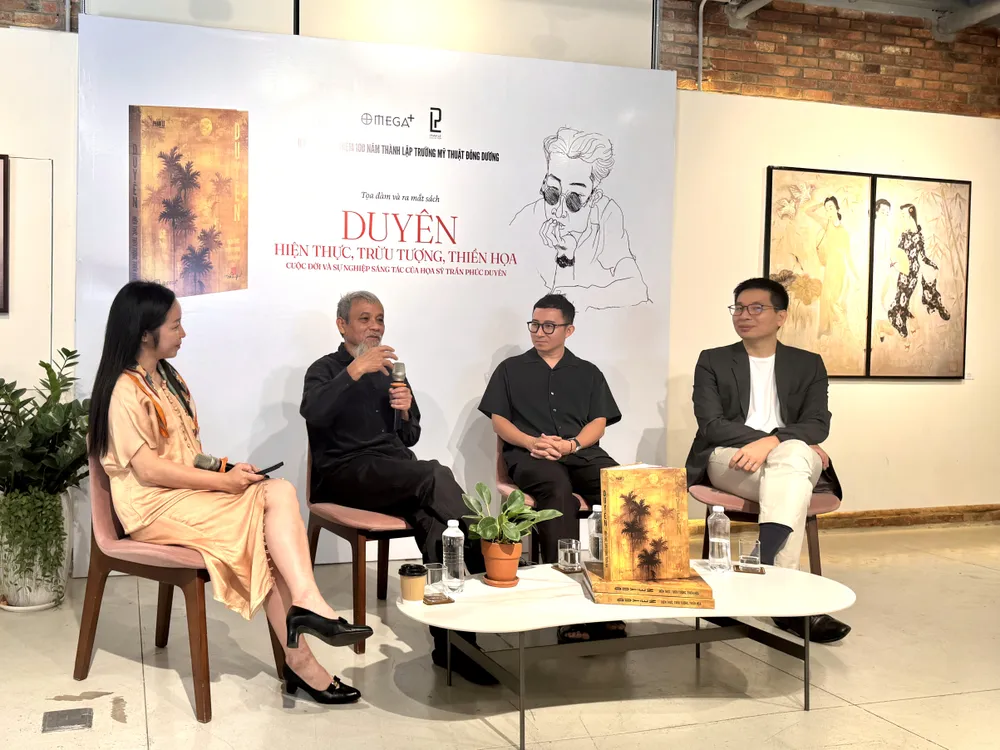 Nhà nghiên cứu, phê bình nghệ thuật Phan Cẩm Thượng nói về những nét đặc sắc trong phong cách hội họa của họa sĩ Trần Phúc Duyên.JPG