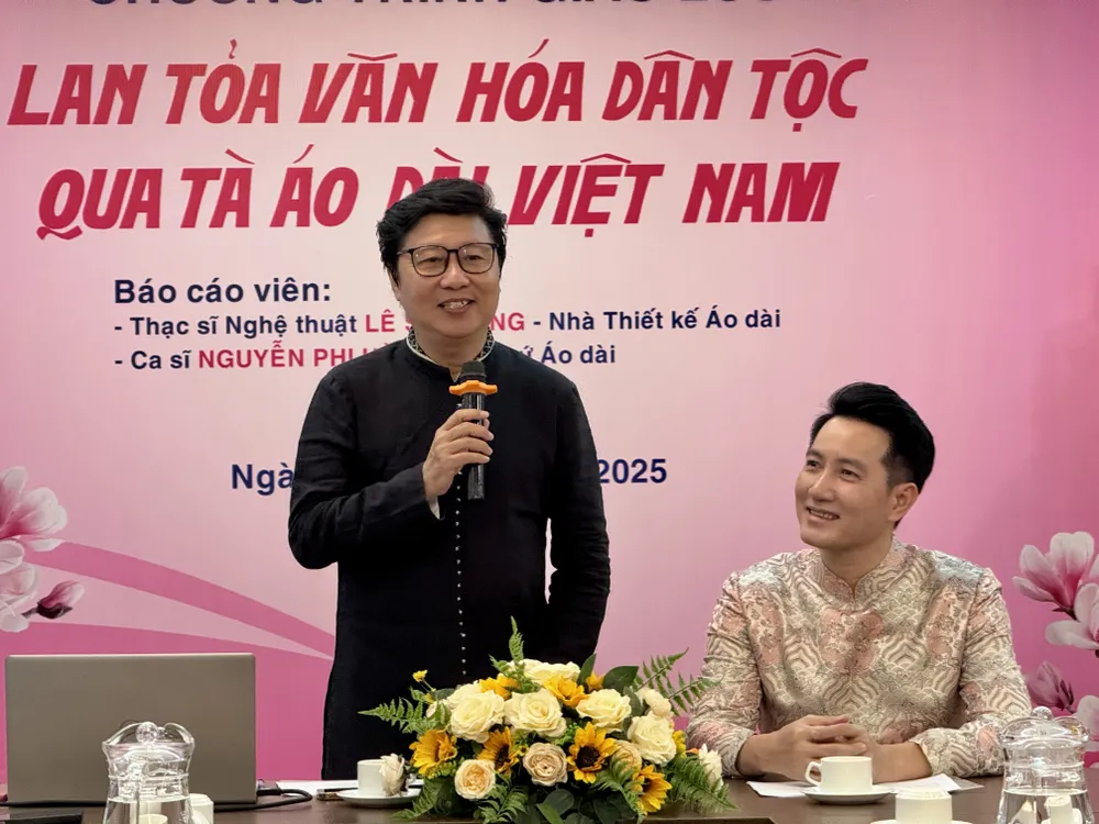 Buổi giao lưu được dẫn dắt bởi Thạc sĩ Nghệ thuật Lê Sĩ Hoàng – Nhà Thiết kế Áo dài, Nhà Sáng lập Bảo tàng Áo dài và Ca sĩ – Đại sứ áo dài Nguyễn Phi Hùng.JPG