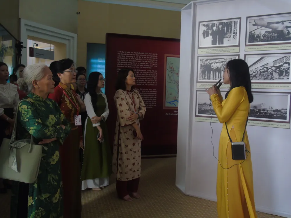 Các đại biểu cùng khách mời tham quan ảnh triễn lãm.JPG
