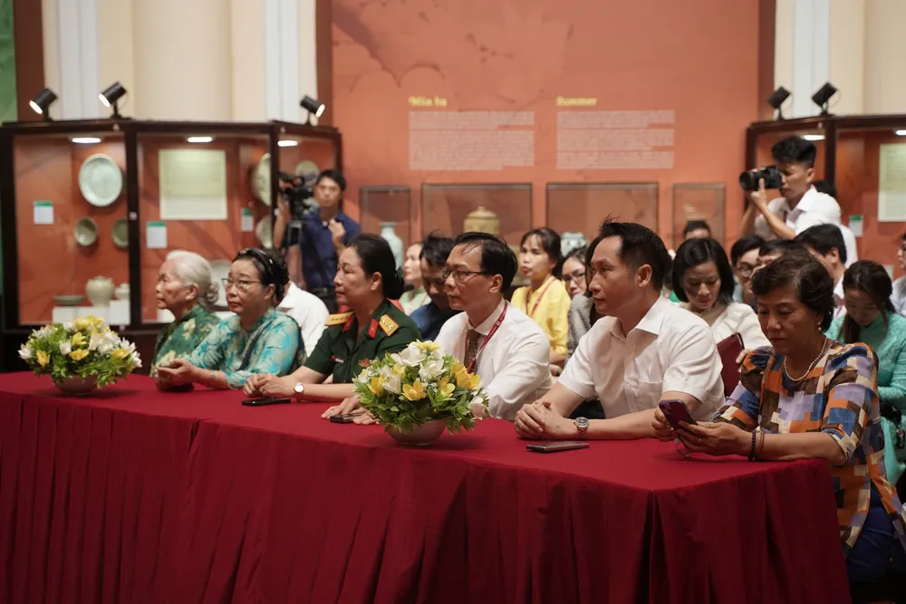 Các đại biểu tham dự buổi lễ khai mạc triển lãm .jpg