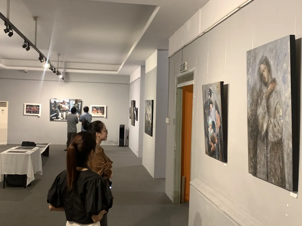 Triển lãm thu hút nhiều sự chú ý của người trẻ vì sự đối thoại nội tâm trong mỗi tác phẩm (1).jpeg