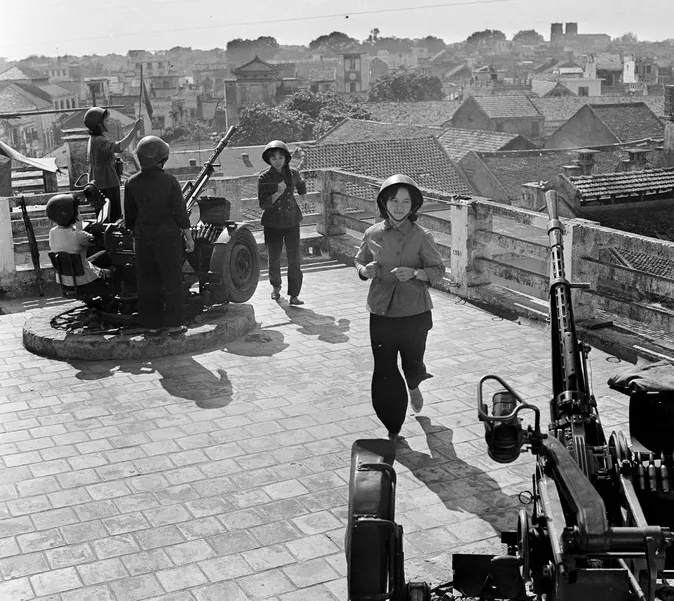 03-- NU TU VE XI NGHIEP BANH  KEO TREN TRAN DAO BAO VE HANO.jpg