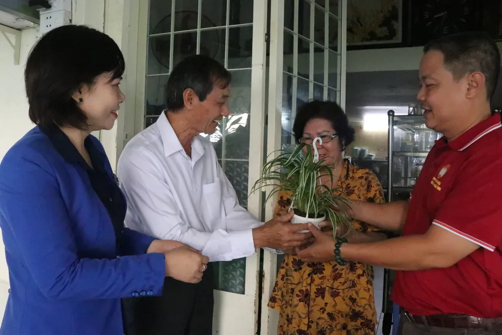 Cán bộ trao cây cho người dân .JPG