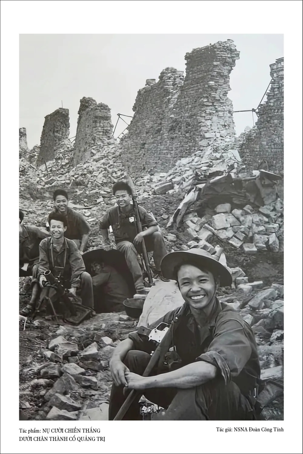 Doan Cong Tinh - Nu cuoi chien thang duoi chan thanh co quang tri.jpg