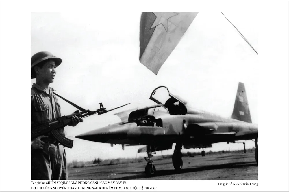 Trần Thăng - CHIẾN SĨ QUÂN GIẢI PHÓNG CANH GÁC MÁY BAY F5 DO PHI CÔNG NGUYỄN THÀNH TRUNG SAU KHI NÉM BOM DINH ĐỘC LẬP 04 -1975.jpg
