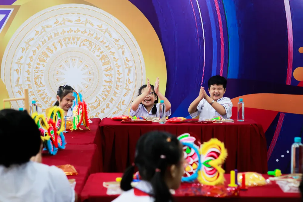 Ánh sáng từ chiếc lồng đèn mang đến cho các em niềm vui rạng ngời trong mùa Trung thu.png