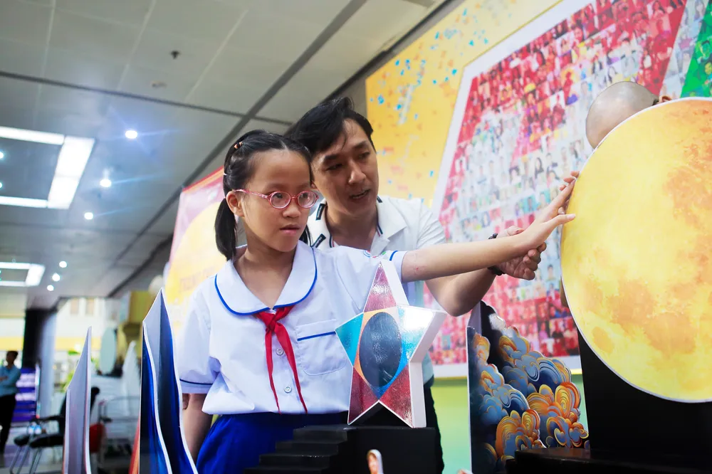 Từng chi tiết của sân khấu được mô tả lần lượt và tỉ mỉ, gợi mở cho các em một hình dung trọn vẹn về cách bố trí sân khấu và các đạo cụ quan trọng.png