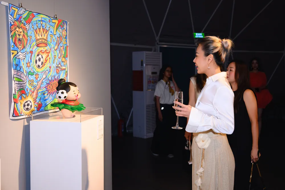 Khách tham quan triển lãm