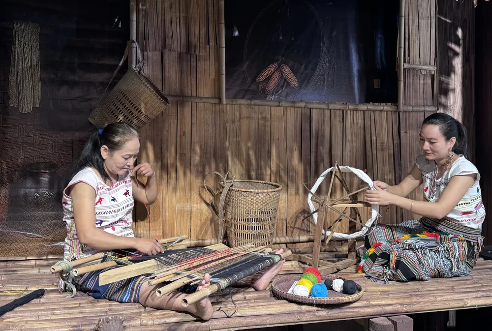 Bên cạnh các hiện vật, hình ảnh trưng bày, khách tham quan còn được trải nghiệm xem các nghệ nhân dệt thổ cẩm.
