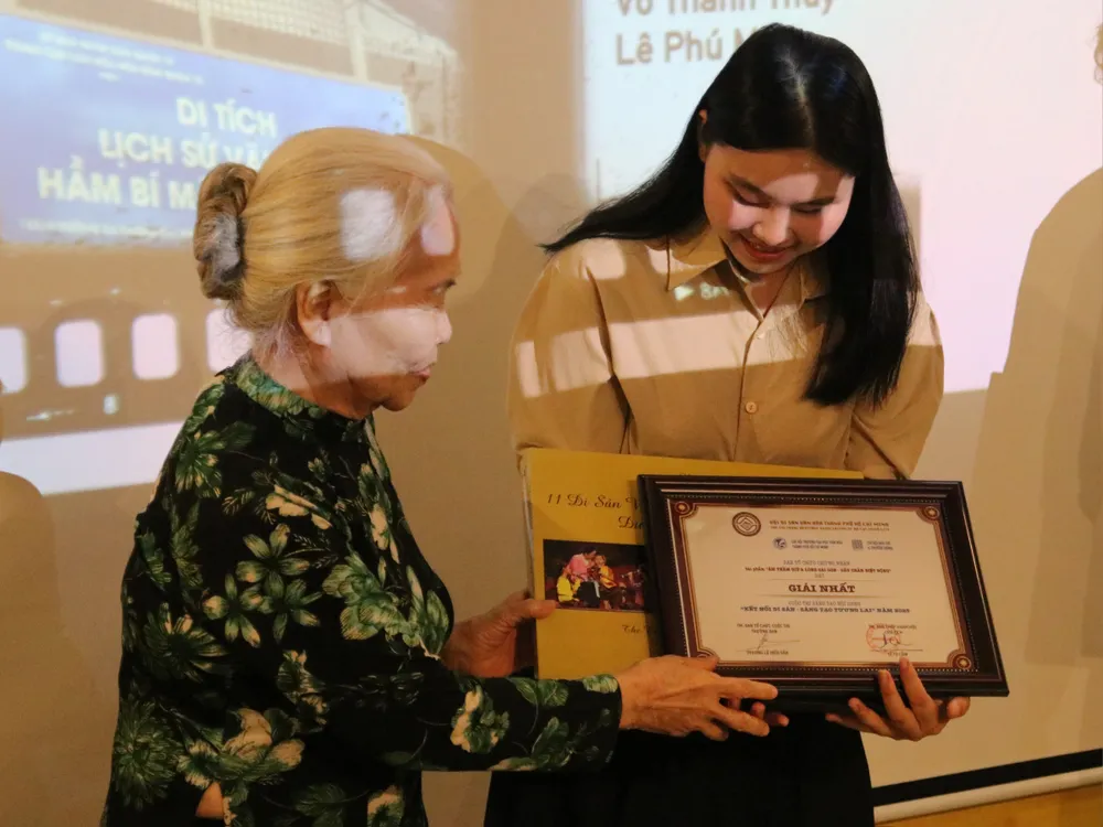 Bà Lê Tú Cẩm trao giải cho thí sinh đạt giải nhất.JPG