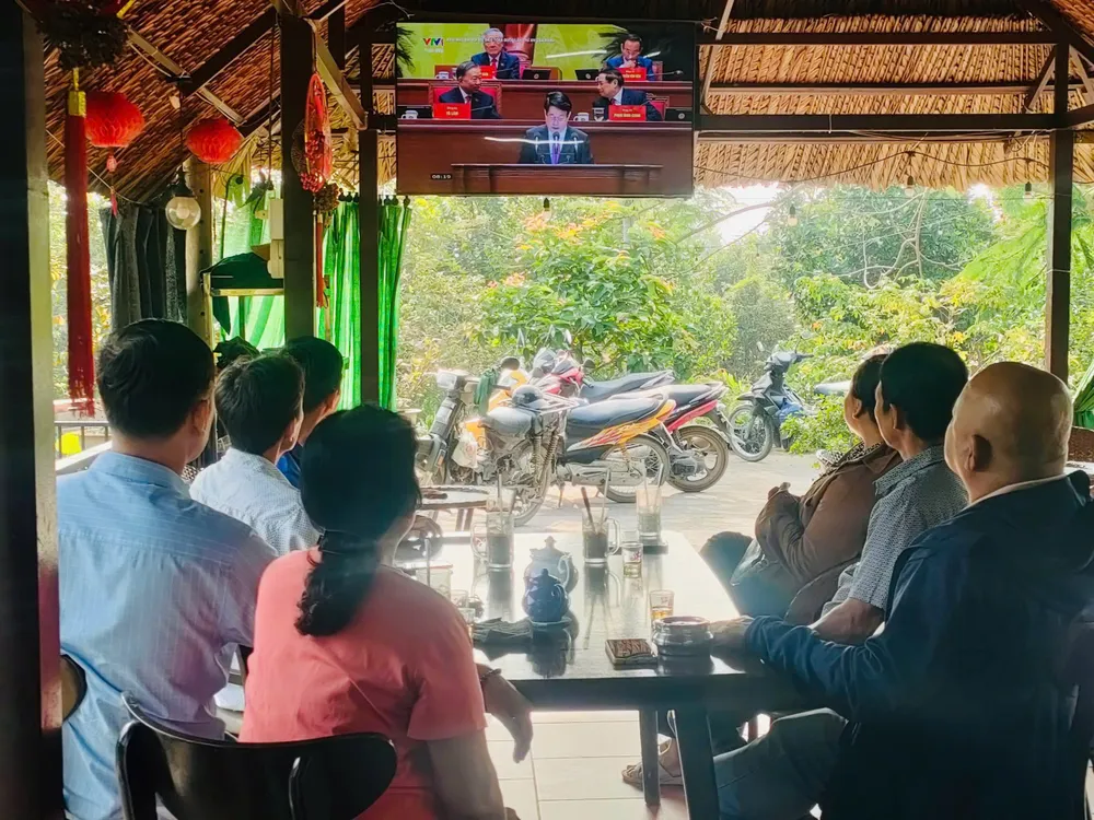 Người dân theo dõi khai mạc đại hội tại xã Hưng Long