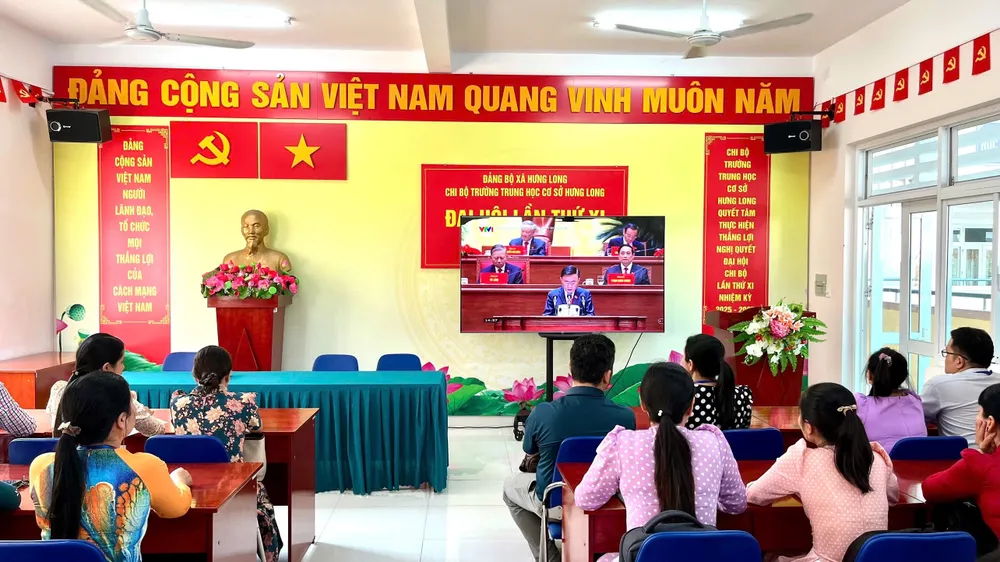 Chiều 23-1, Đảng ủy xã Hưng Long (TPHCM) tổ chức theo dõi trực trực tiếp Lễ bế mạc Đại hội đại biểu toàn quốc lần thứ XIV của Đảng.