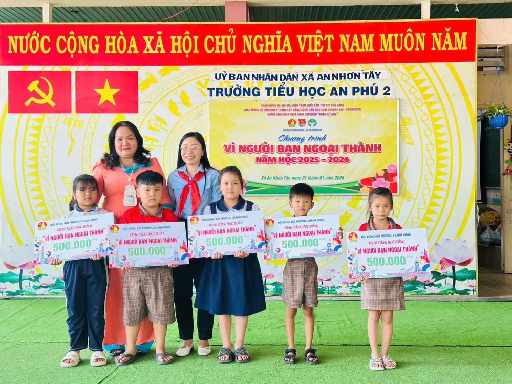Đoàn phường Chánh Hưng phối hợp với Đoàn xã An Nhơn Tây trao quà hỗ trợ cho các em có hoàn cảnh khó khăn