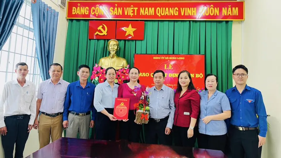 Đảng uỷ xã Hưng Long tổ chức trao quyết định điều động nhân sự.