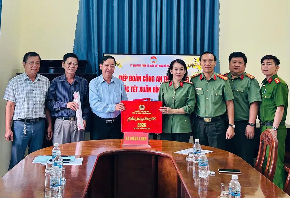 Đoàn công tác Công an TPHCM đến thăm, chúc tết Ủy ban MTTQ Việt Nam xã Hưng Long