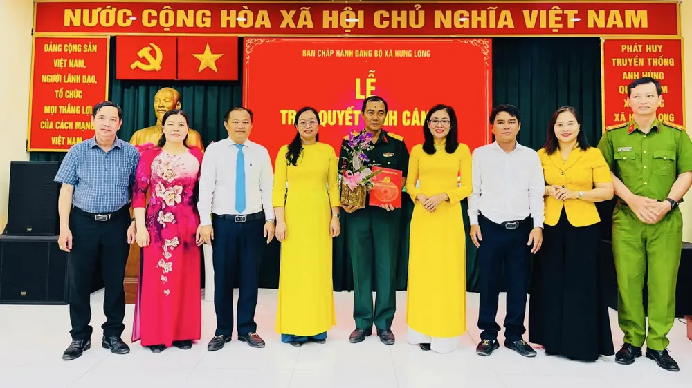 Chiều 10-2, Đảng ủy xã Hưng Long đã trang trọng tổ chức Lễ công bố và trao quyết định về công tác cán bộ.