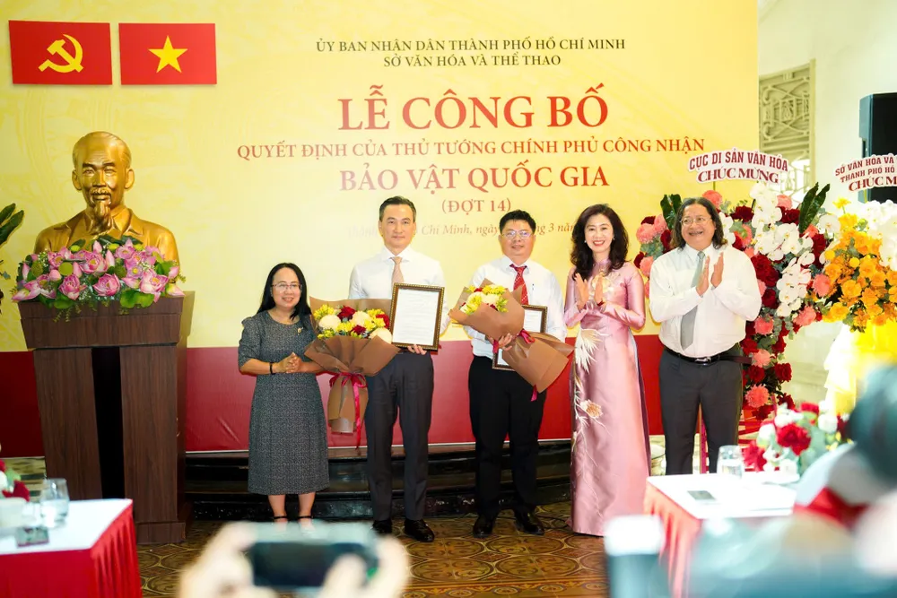 PGS.TS Lê Thị Thu Hiền, Cục trưởng Cục Di sản văn hóa (Bộ VH-TT-DL) và đồng chí Đinh Thị Thanh Thủy, Phó Trưởng Ban Tuyên giáo và Dân vận Thành ủy TPHCM trao quyết định công nhận bảo vật quốc gia. Ảnh: DŨNG PHƯƠNG