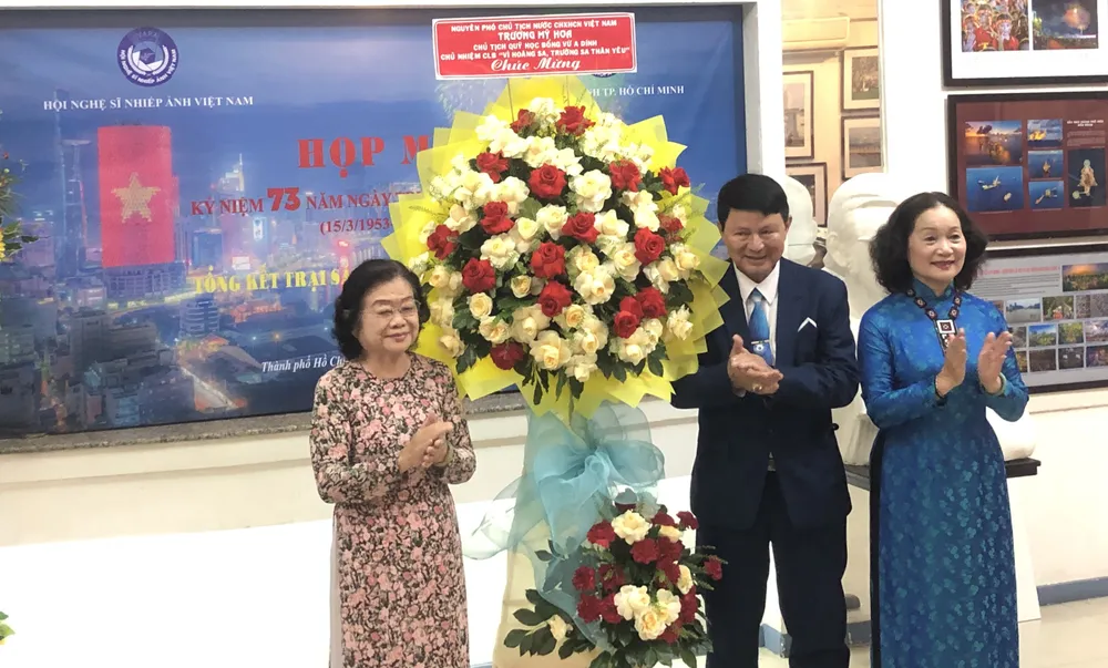 Đồng chí Trương Mỹ Hoa, nguyên Bí thư Trung ương Đảng, nguyên Phó Chủ tịch nước tặng hoa chúc mừng Hội Nhiếp ảnh TPHCM.