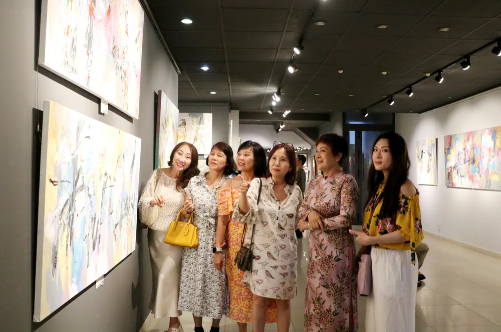 H2- Khách tham quan, thưởng lãm các tác phẩm trong triển lãm(7).jpg